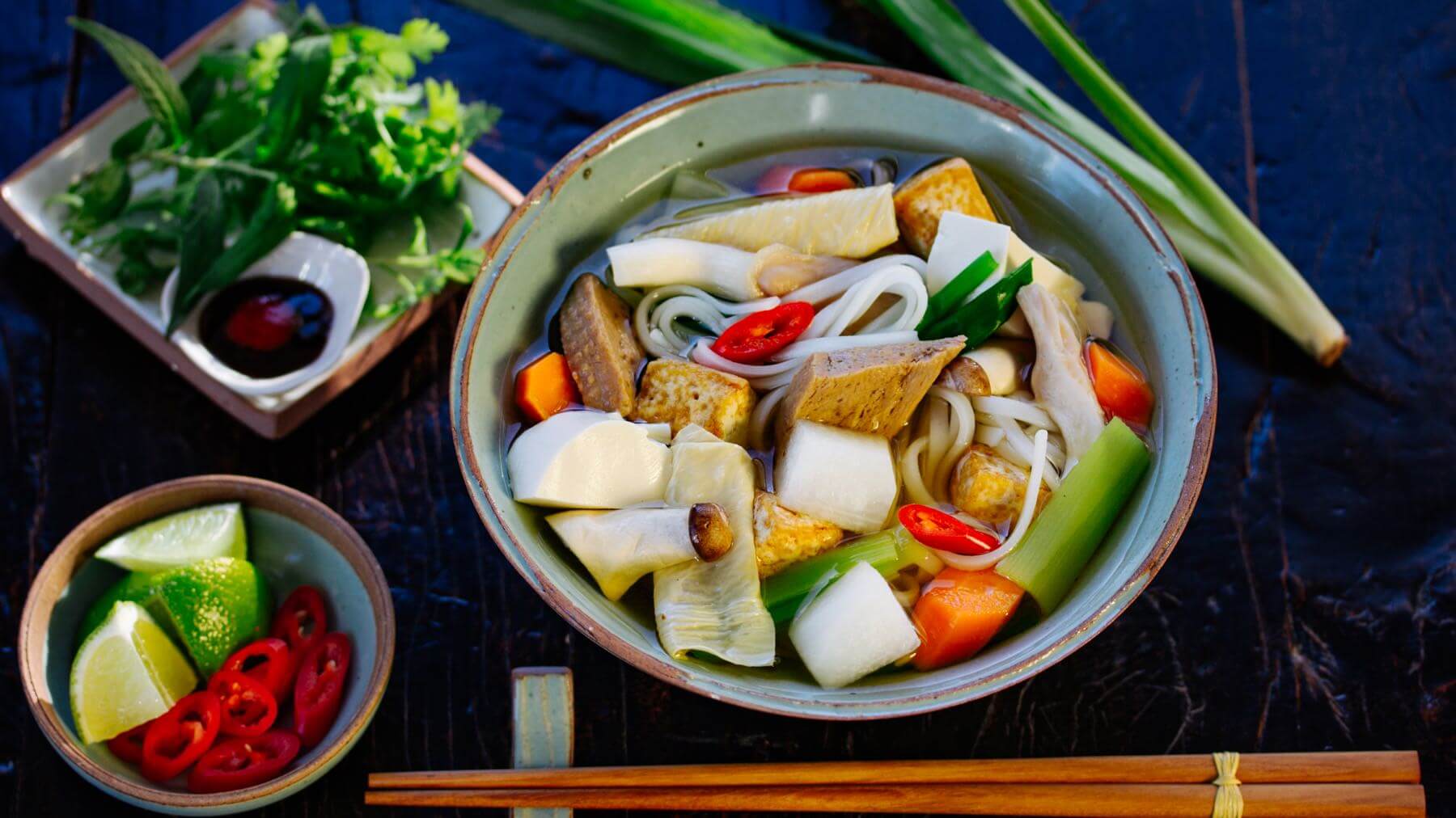 Pho Ga - Leckere Reisnudelsuppe mit saftigem Hähnchen | asiastreetfood