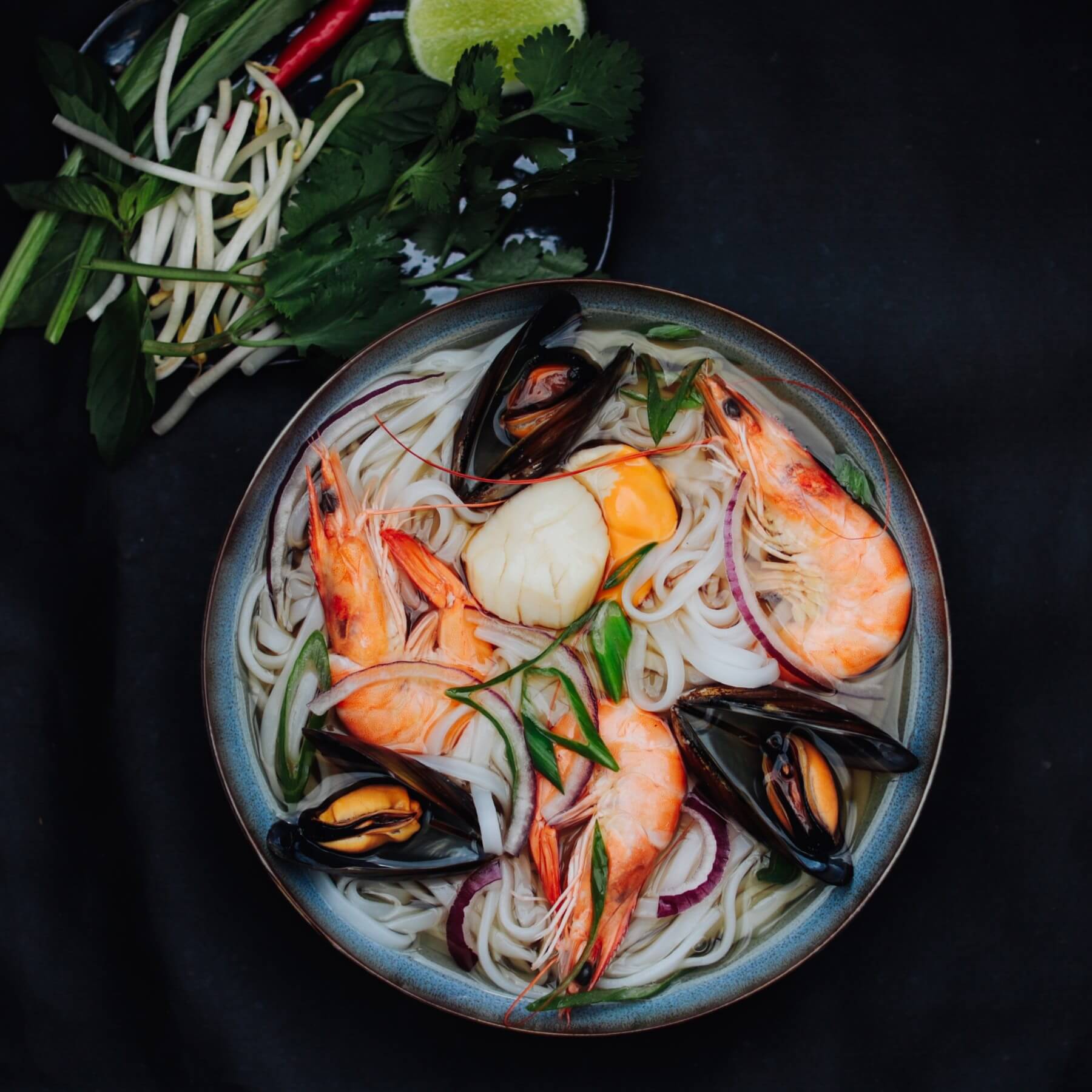 Vietnamesische Pho mit Meeresfrüchten