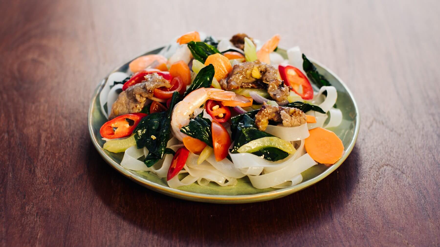 Gebratene Pho-Nudeln mit Rindfleisch aus dem Wok