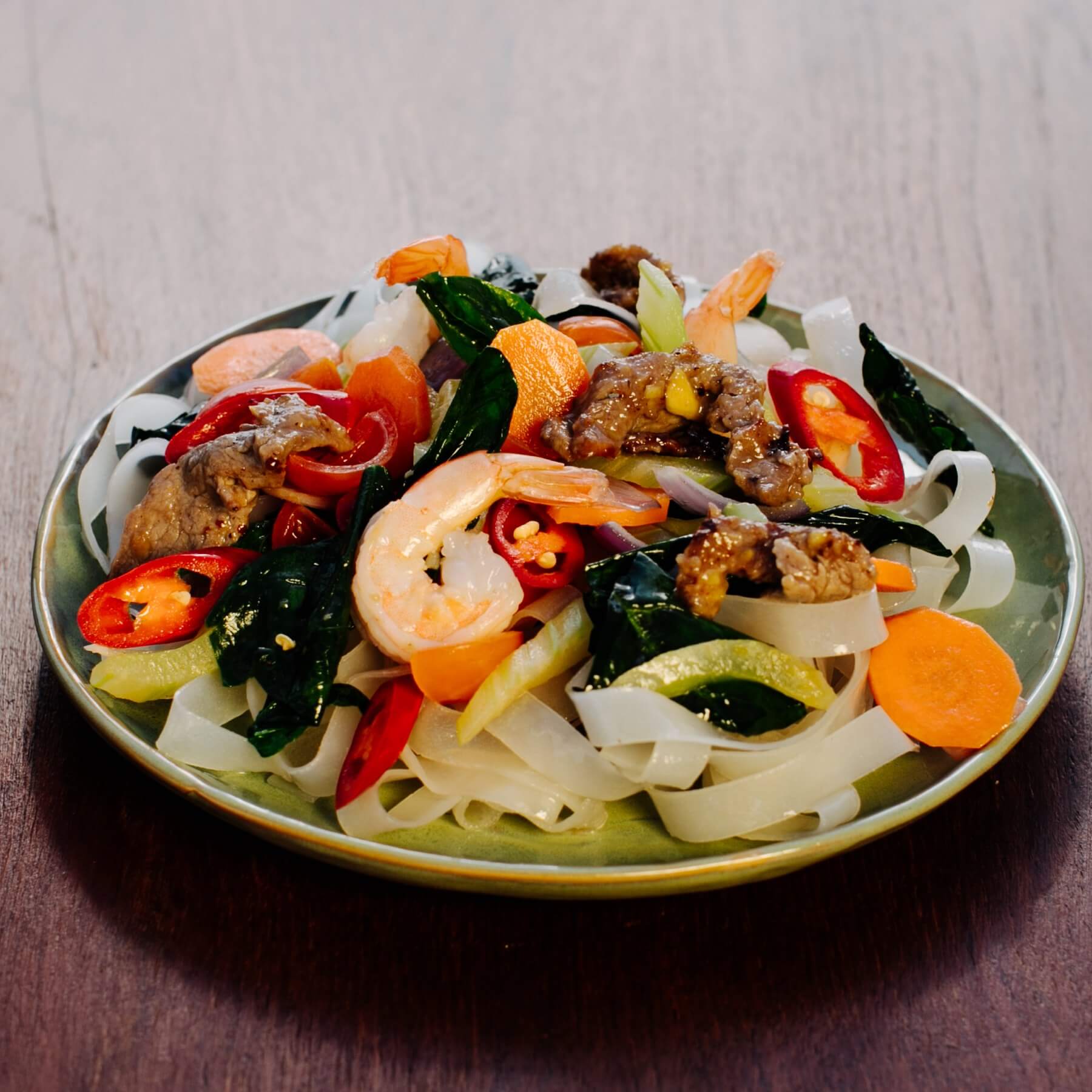 Gebratene Pho-Nudeln mit Rindfleisch aus dem Wok