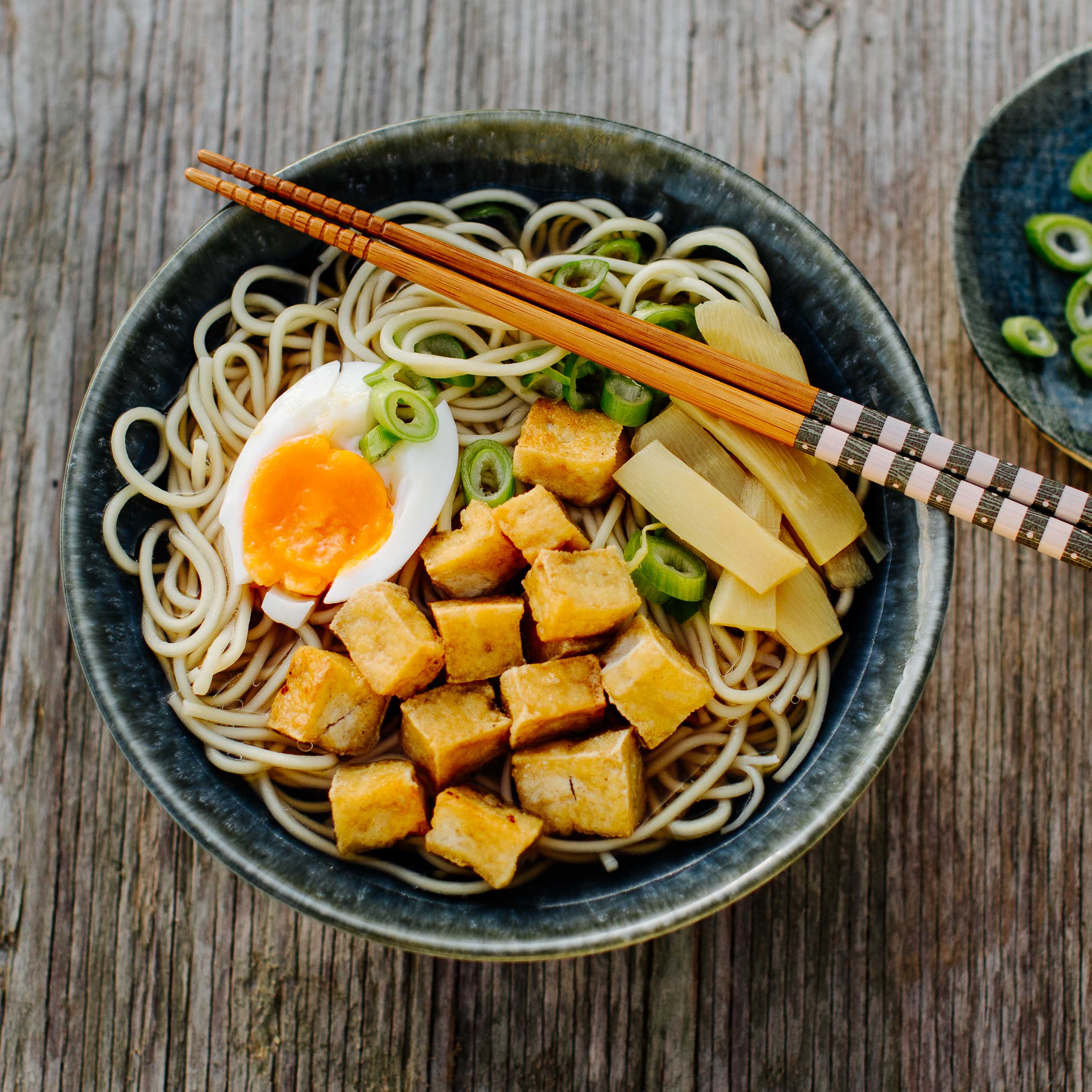 Vegetarische Ramen mit frittiertem Tofu, Bambussprossen und Ei