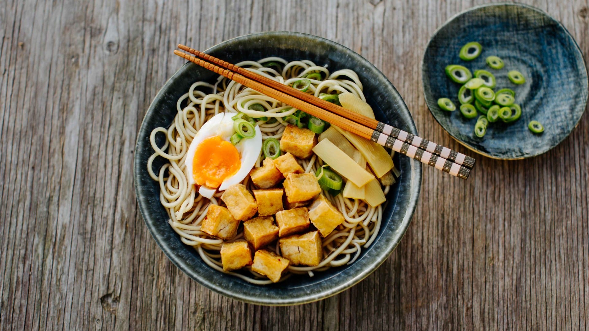 Vegetarische Ramen mit frittiertem Tofu, Bambussprossen und Ei