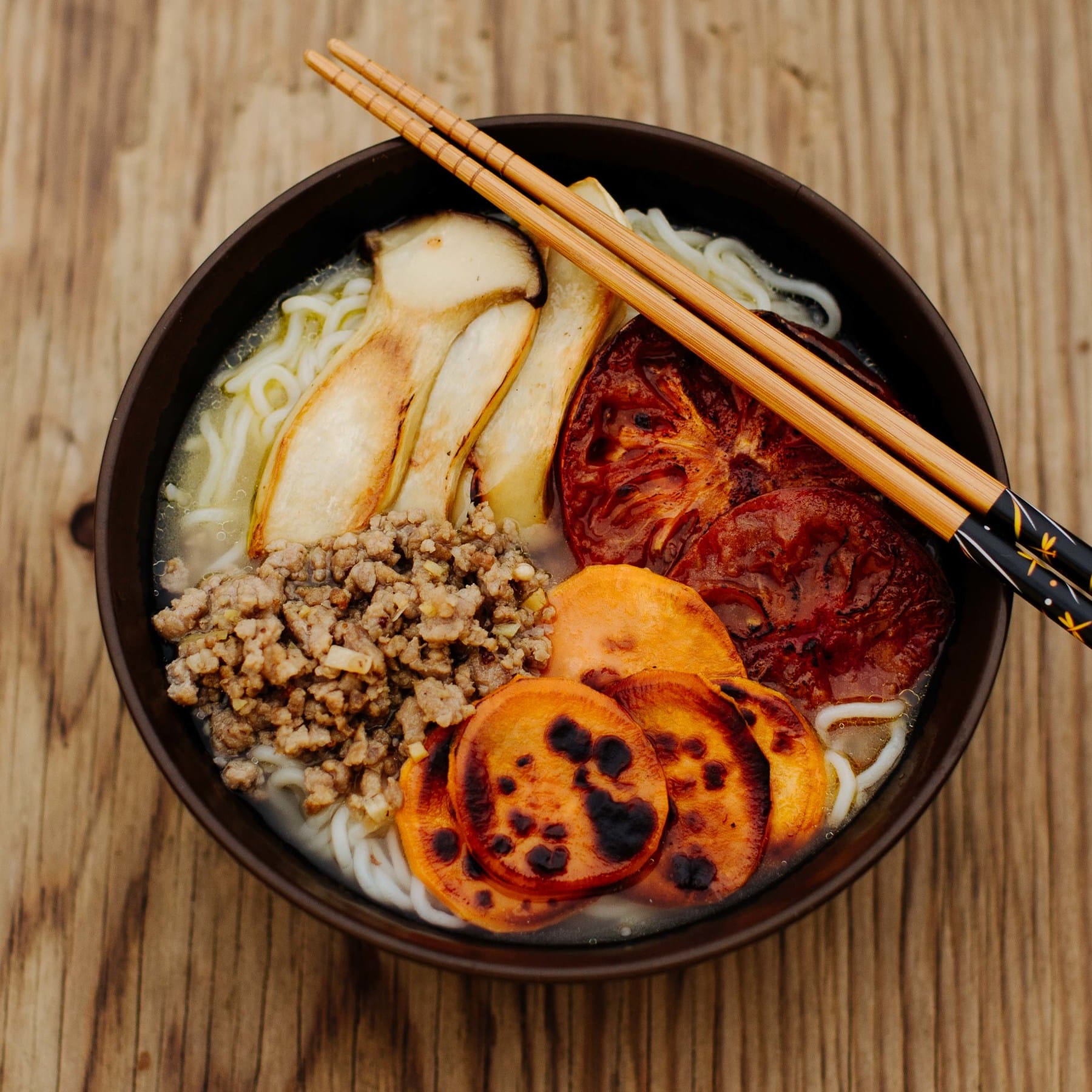 Miso-Ramen mit Szechuan-Ingwer-Hackfleisch und gegrilltem Gemüse