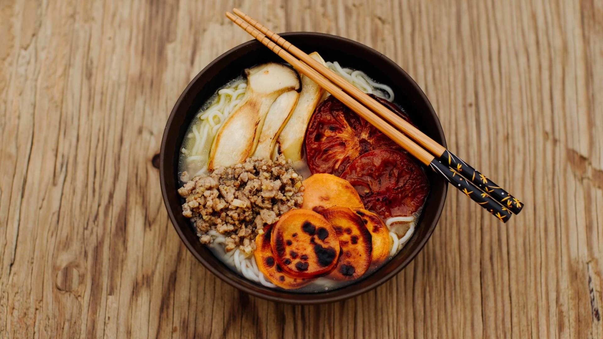 Miso-Ramen mit Szechuan-Ingwer-Hackfleisch und gegrilltem Gemüse
