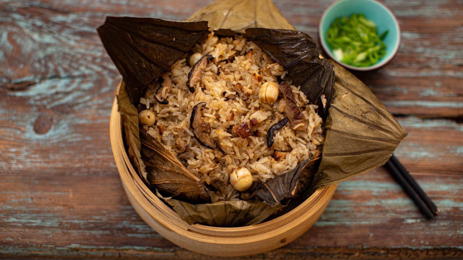 Gedämpfter Reis im Lotusblatt