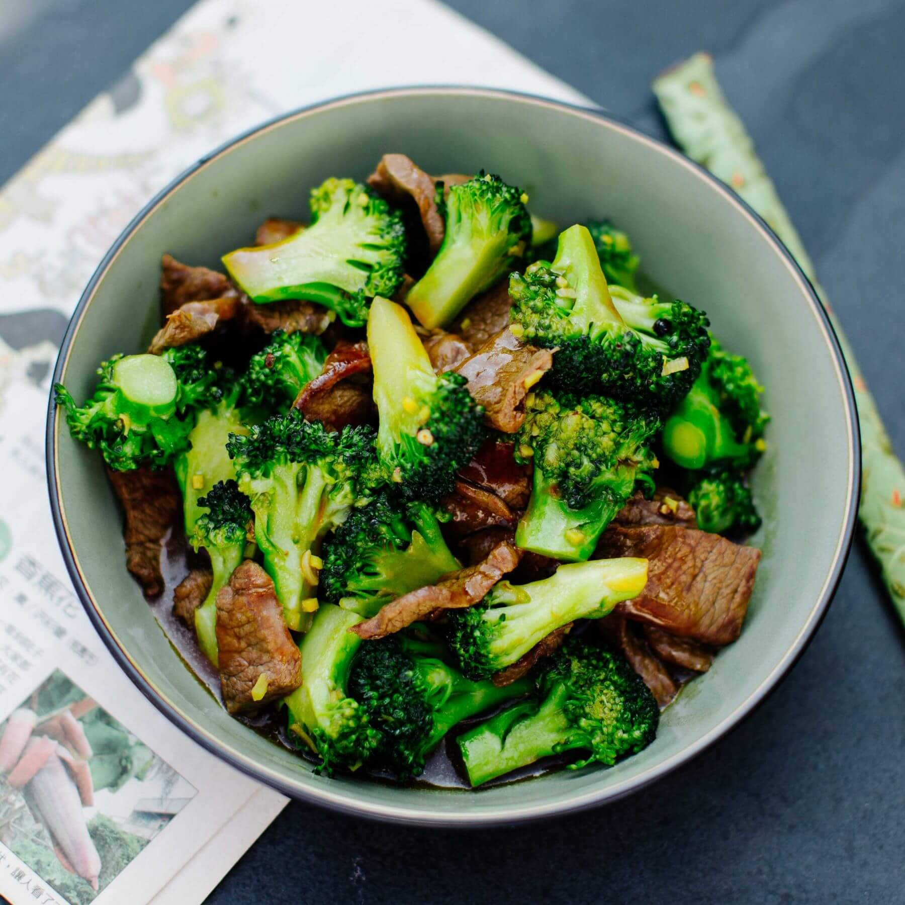 Rindfleisch aus dem Wok mit Austernsauce und Brokkoli