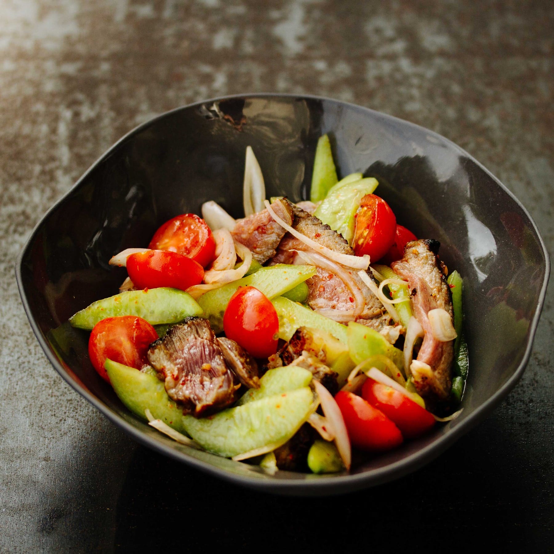 Scharfer Thai-Rindersalat mit gegrilltem Steak - Yam Nuea Yang