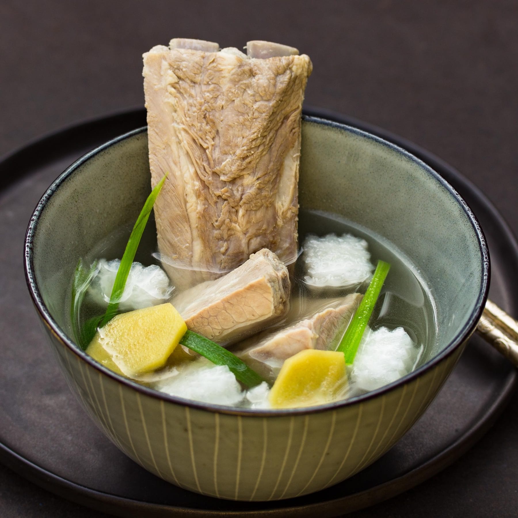 Suppe mit Schweinerippchen und Daikon - Pai Gu Luo Bo Tang
