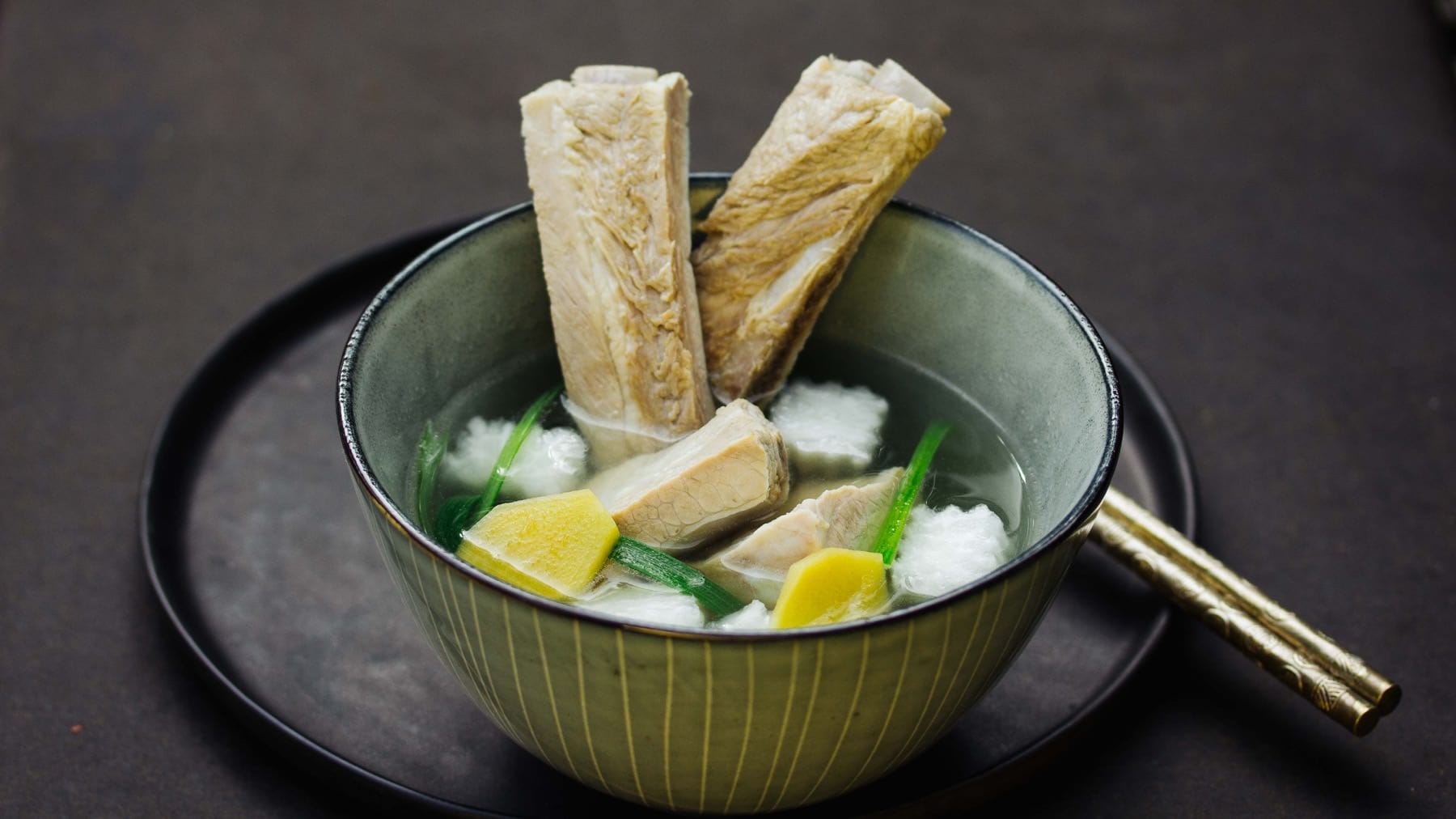 Suppe mit Schweinerippchen und Daikon - Pai Gu Luo Bo Tang