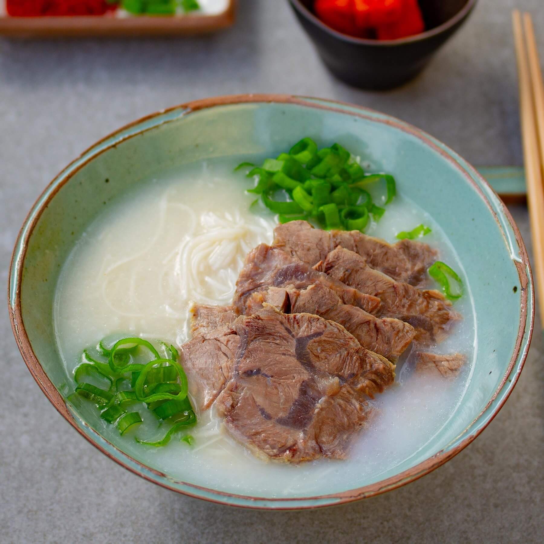 Koreanische Markknochensuppe -Seolleongtang