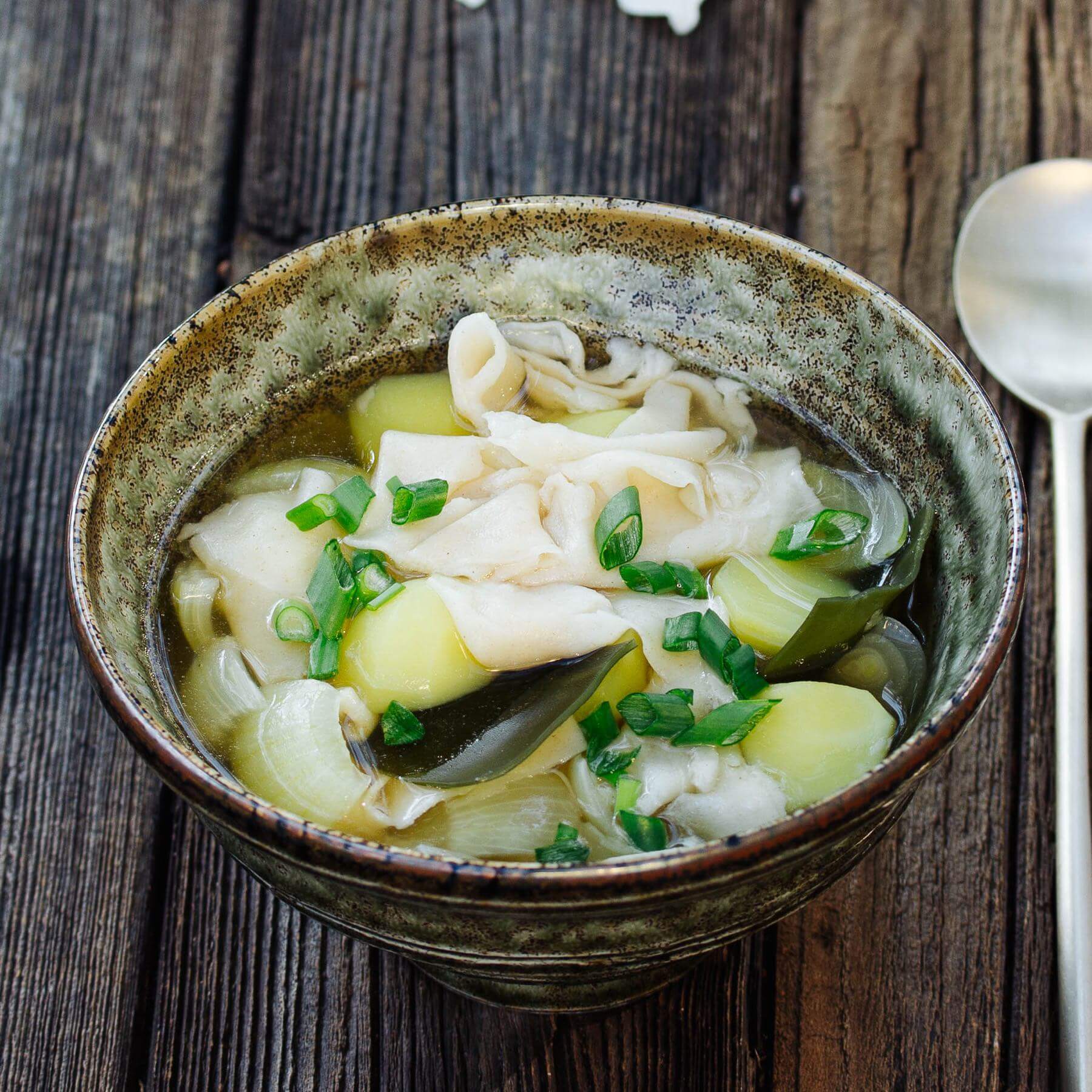 Koreanische Suppe mit handgezogenen Nudeln - Sujebi