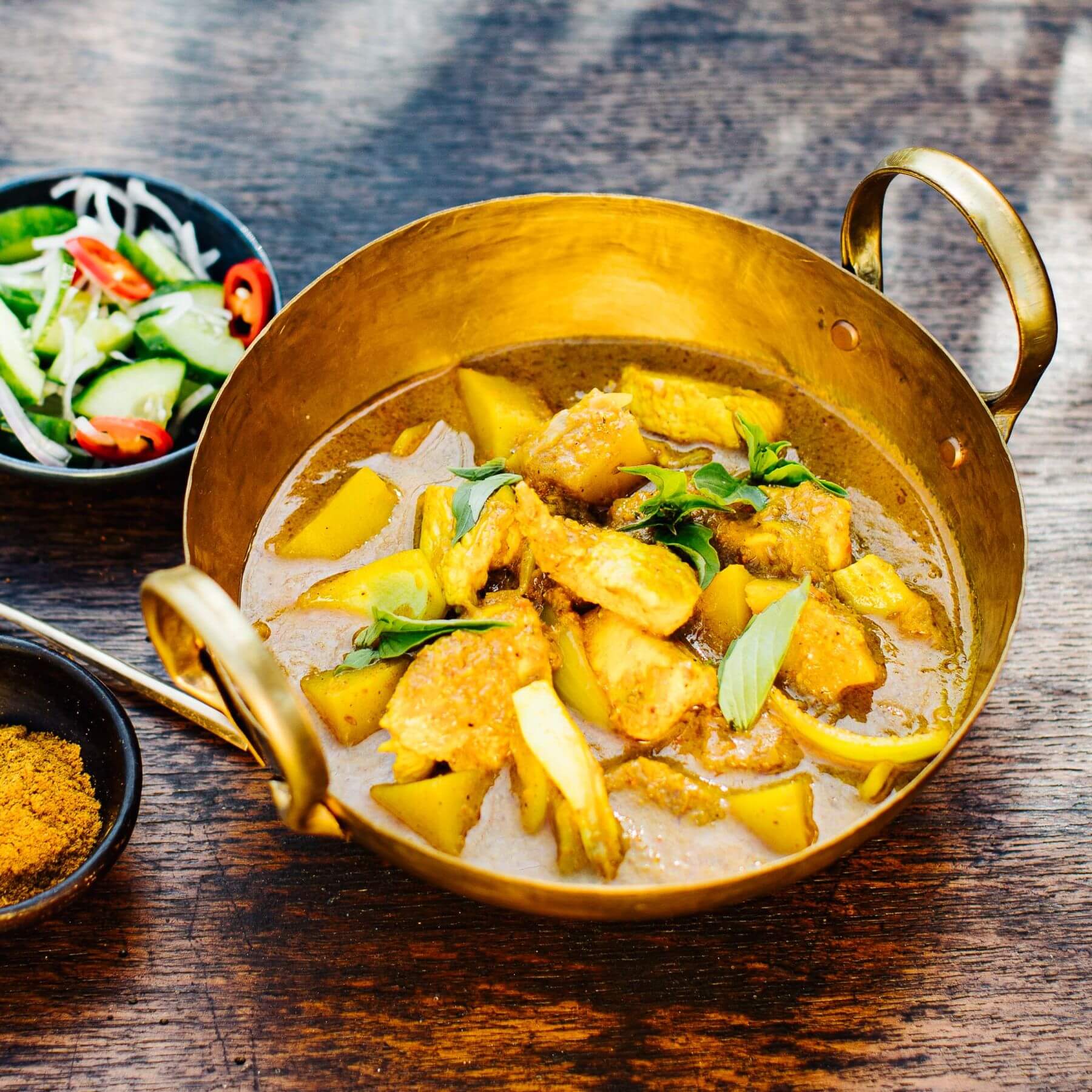 Gelbes Thai Curry mit Hähnchen und Kartoffeln