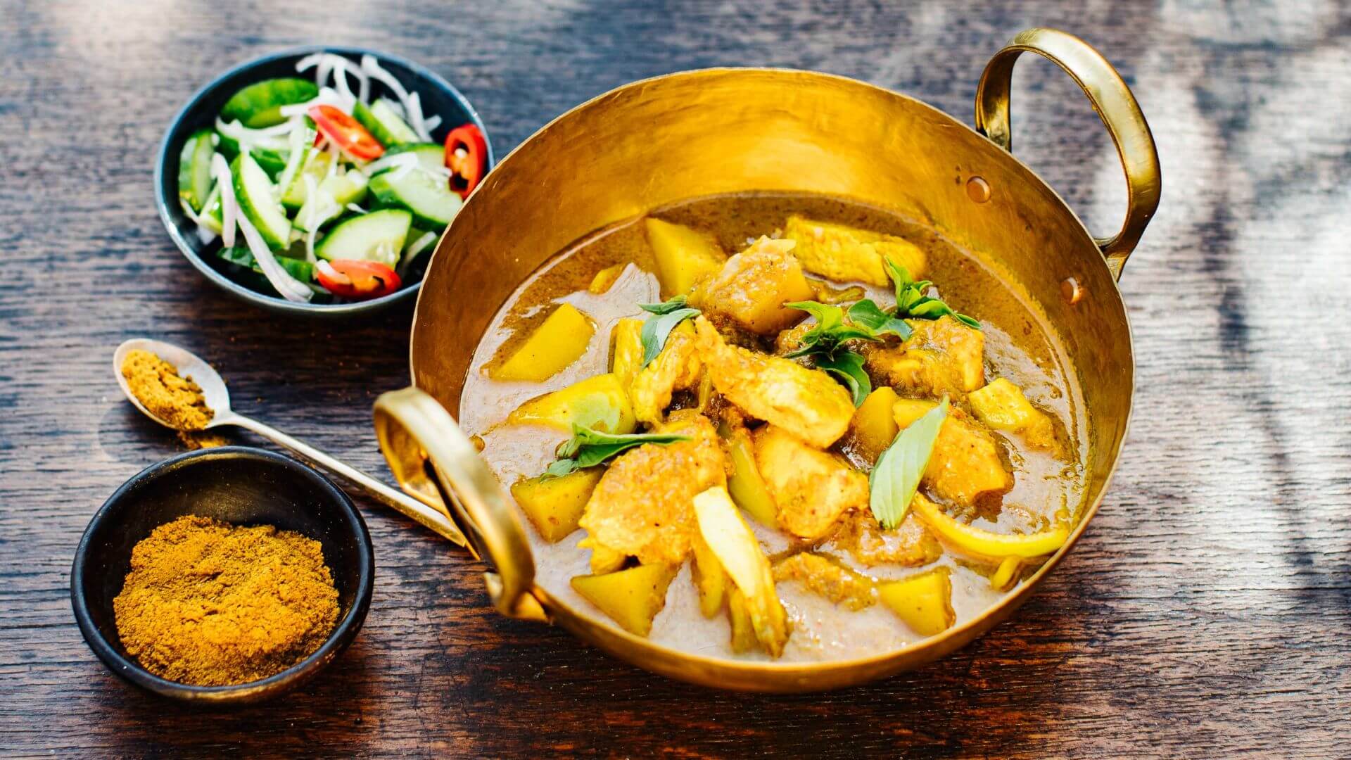 Gelbes Thai Curry mit Hähnchen und Kartoffeln