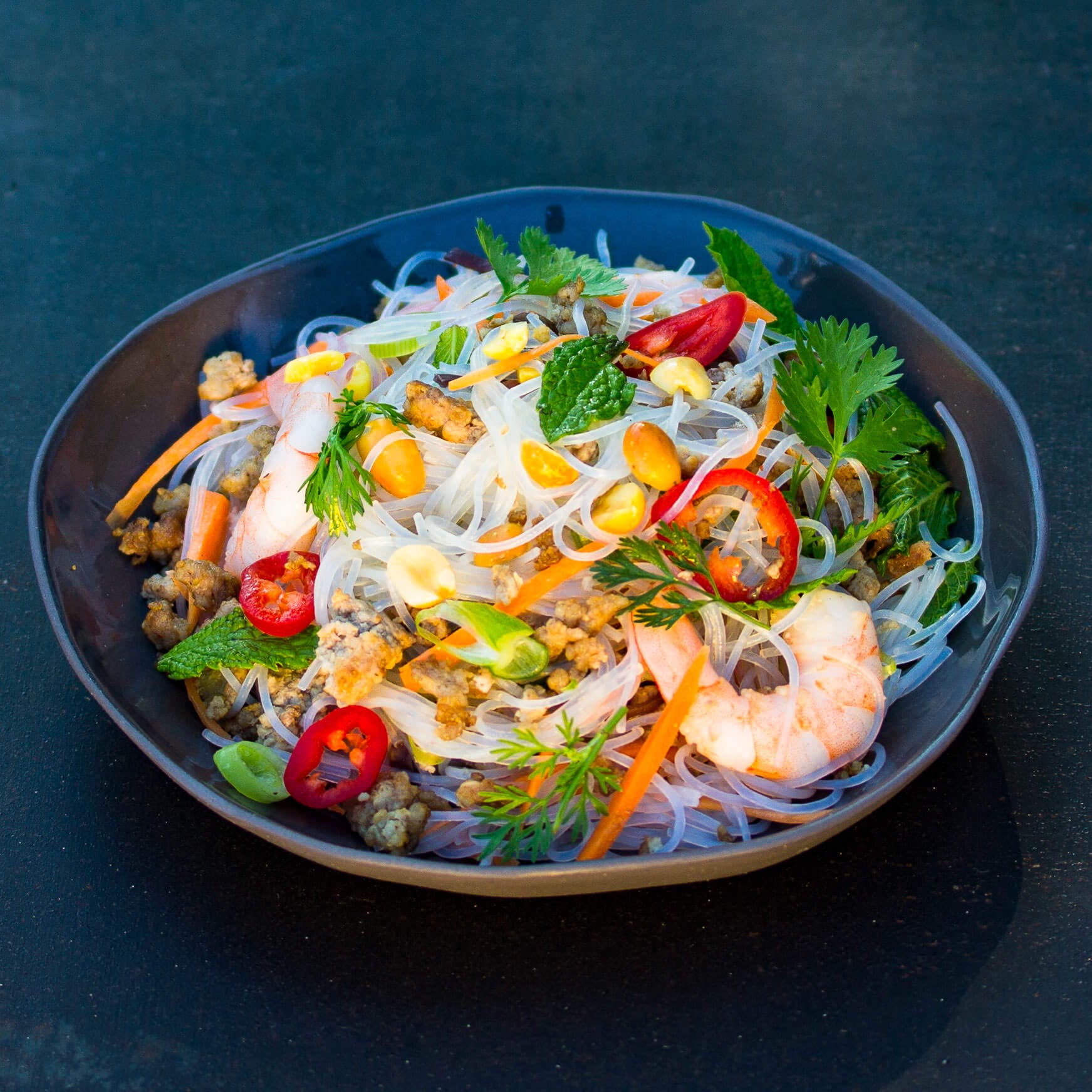 Thailändischer Glasnudel-Salat mit Garnelen, Huhn &amp; Minze | asiastreetfood