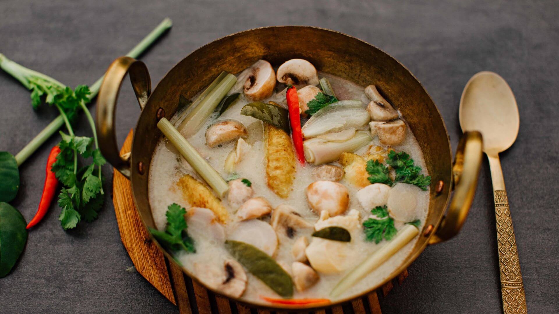 Hühnersuppe mit Kokosmilch und Galgant – Tom Kha Gai