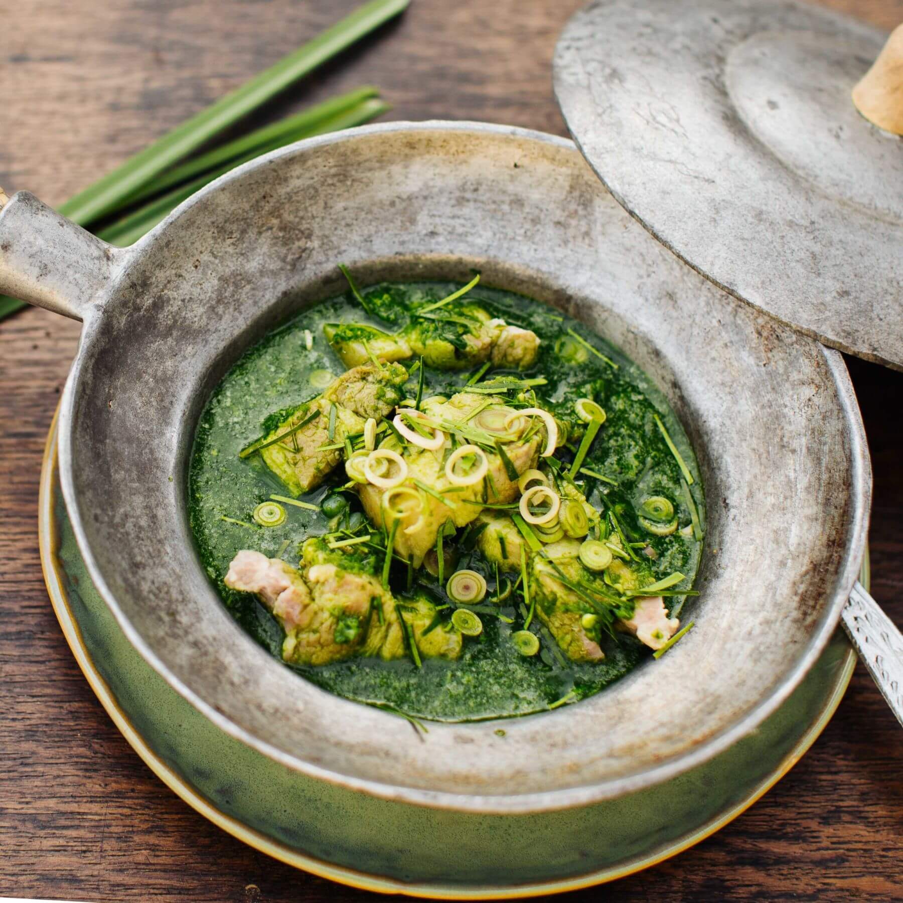 Gaeng Buan – Grünes Curry mit Schweinefleisch und Zitronengras
