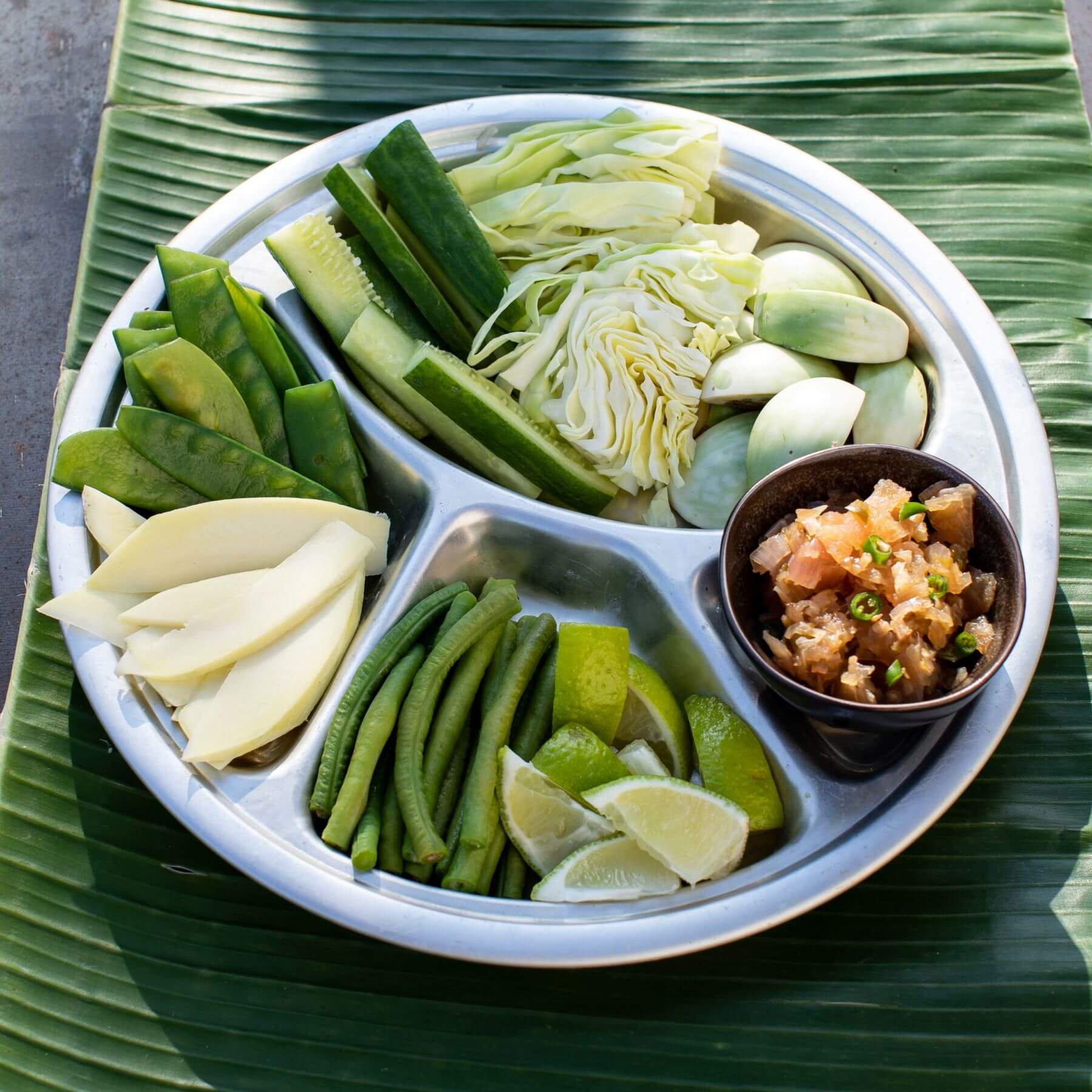 Gegrillter Chili Dip mit rohem Gemüse - Nam Prik Num
