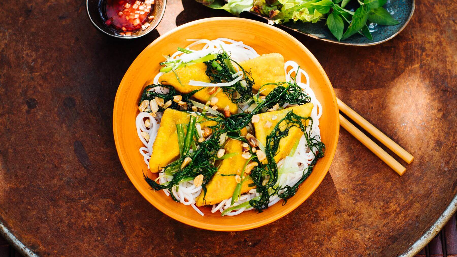 Veganer Tofu mit Kurkuma und frischem Dill