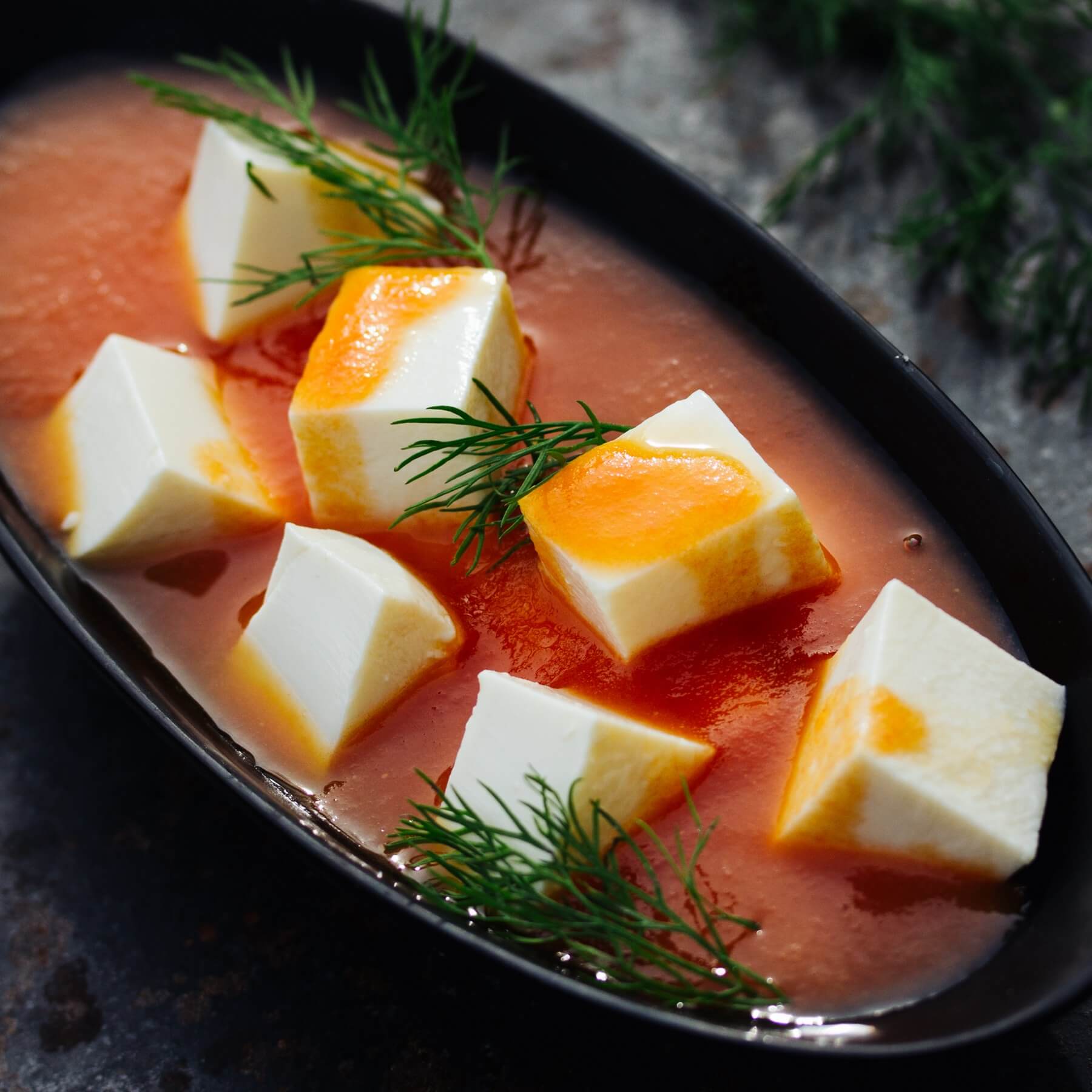 Tomatensuppe mit Tofu und frischem Dill