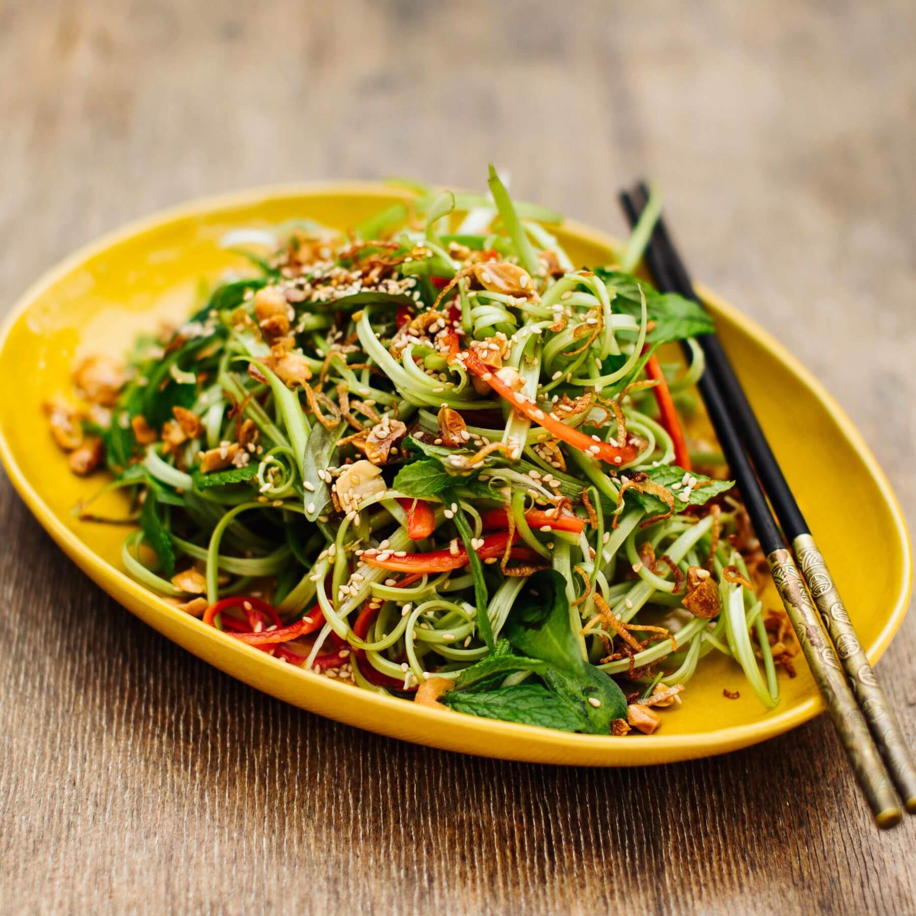 Wasserspinat Salat mit Sesam und Erdnüssen