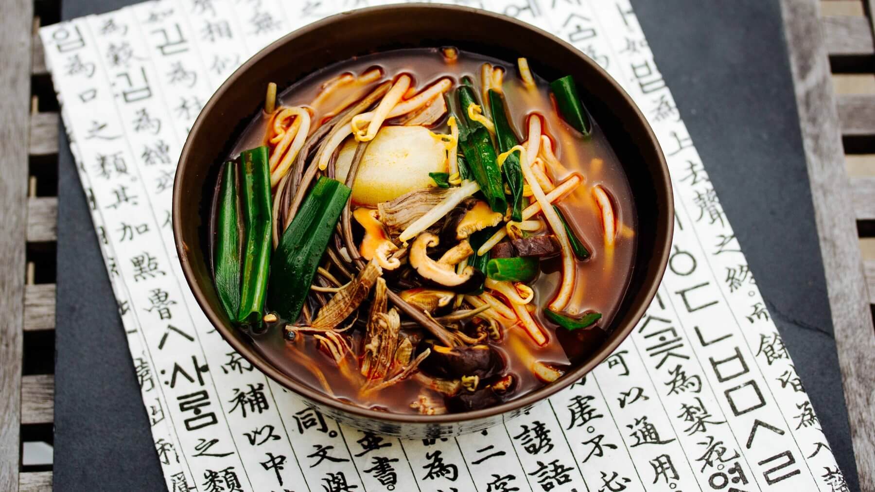 Scharfe Gemüsesuppe mit Rindfleisch aus Korea - Yukgaejang