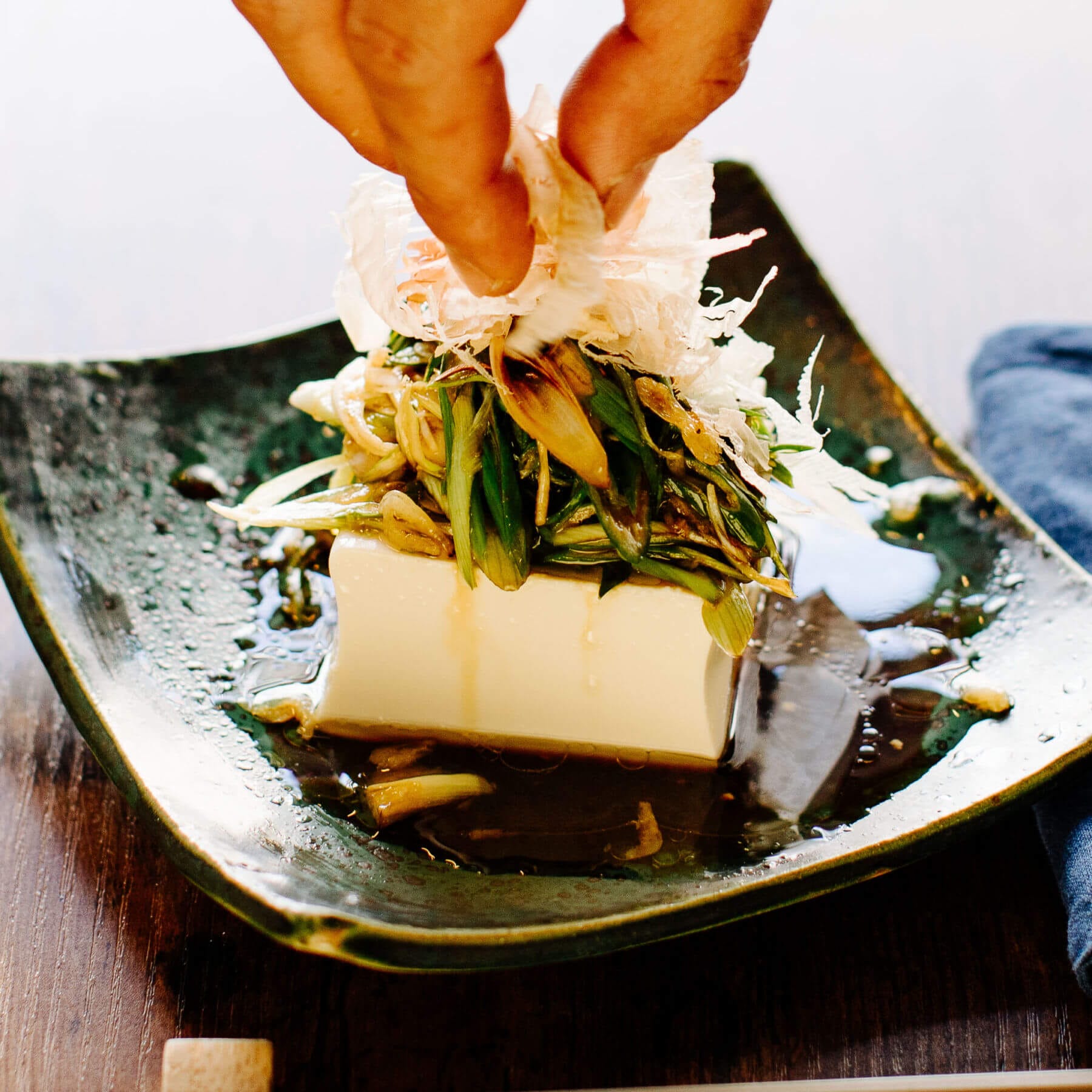 Seidentofu mit Frühlingszwiebeln und Bonitoflocken | asiastreetfood